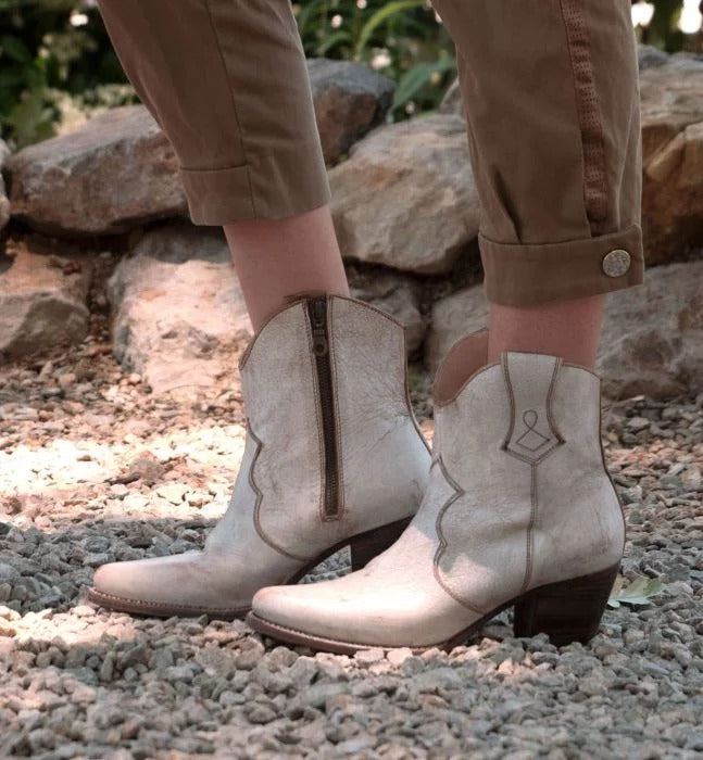 Baila Cowgirl Boots in White