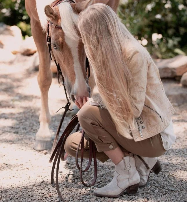 Baila Cowgirl Boots in White